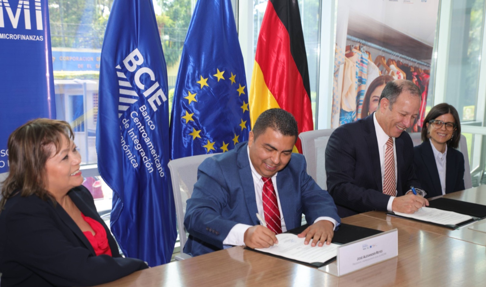 dinamica-ii-del-bcie-impulsa-la-transformacion-del-sector-de-microfinanzas-de-el-salvador